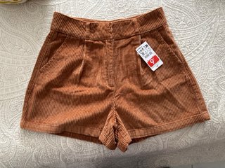 Pantalón corto de pana marrón sin estrenar