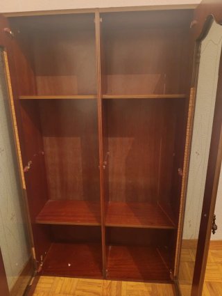 Vitrina de madera con puertas de cristal