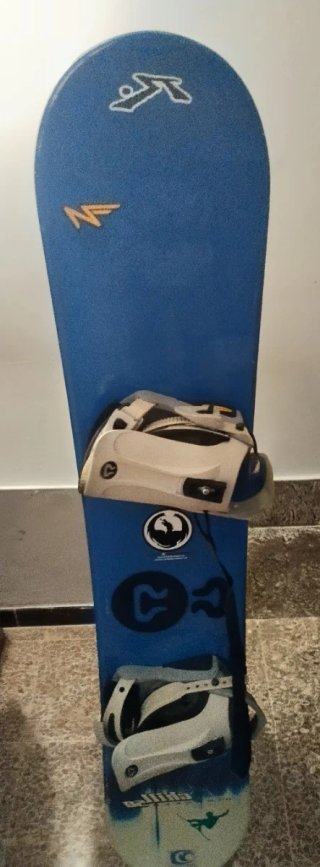 Tavola da snowboard blu con attacchi