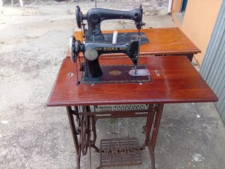 Máquinas de coser Sigma antiguas funcionando