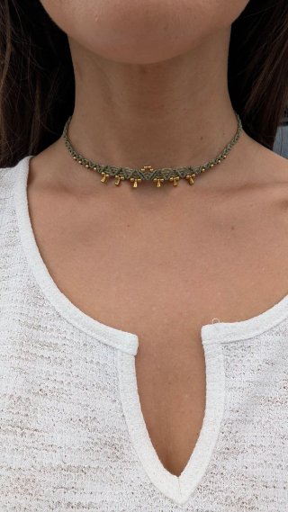 Gargantilla macramé con detalles dorados