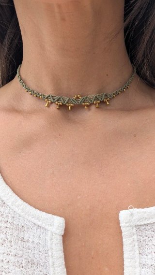 Gargantilla macramé con detalles dorados