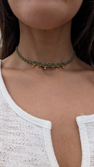 Gargantilla macramé con detalles dorados