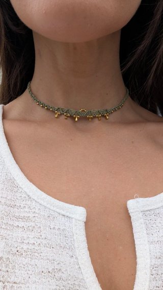 Gargantilla macramé con detalles dorados
