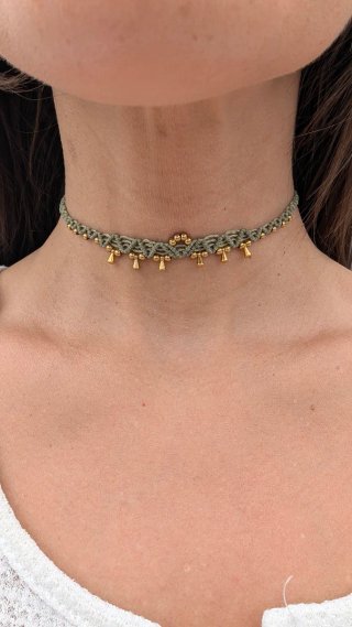 Gargantilla macramé con detalles dorados