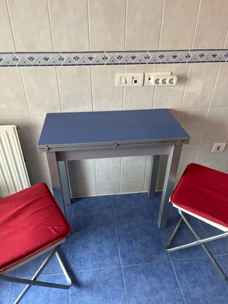 Mesa plegable azul con sillas ULTIMO DIA 30 !!!