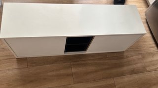Mueble TV blanco y negro