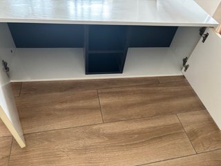 Mueble TV blanco y negro