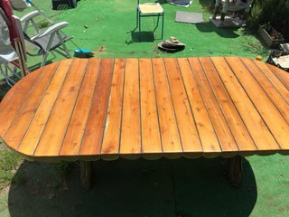 Mesa rústica de madera estilo camper,