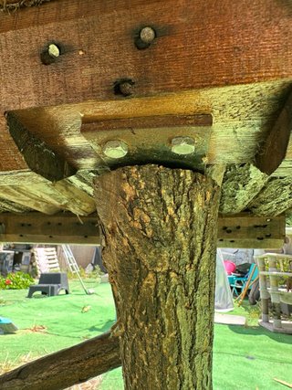 Mesa rústica de madera estilo camper,
