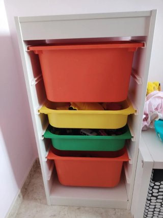 Mueble organizador con 4 cubos