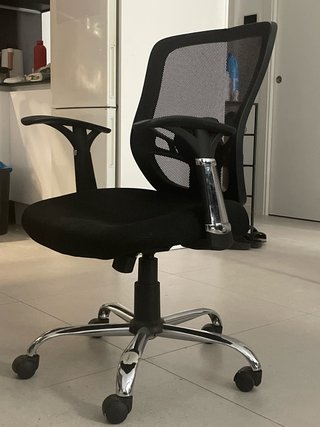 Silla de oficina ergonómica negra
