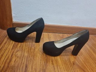Zapatos negros de tacón alto