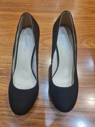 Zapatos negros de tacón alto