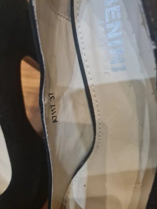 Zapatos negros de tacón alto