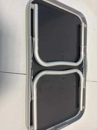 Tavolo ausiliario pieghevole in metallo e plastica