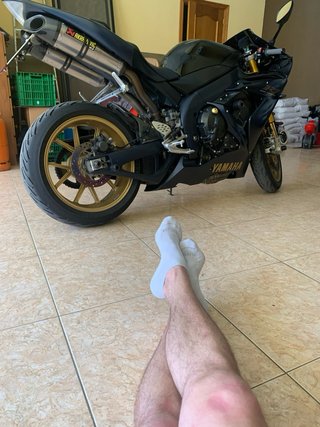 Moto Deportiva Azul y Dorada r1 sp 2006