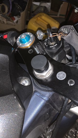 Moto Deportiva Azul y Dorada r1 sp 2006