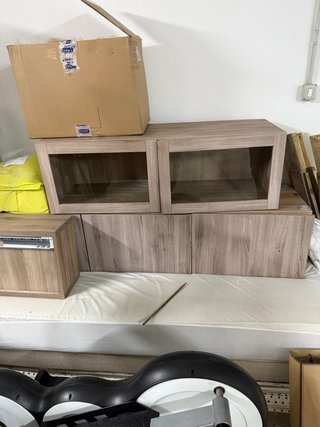 Cama individual beige con colchón y otros muebles