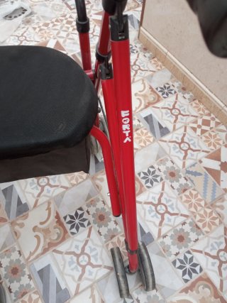Andador con asiento y ruedas