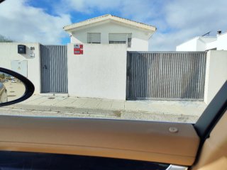 Portón de garaje y puerta de acceso peatonal