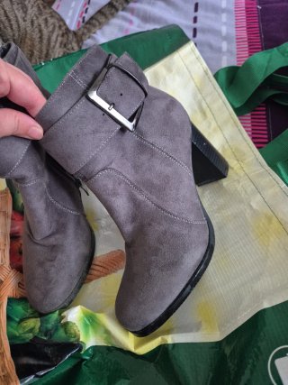 Botines de tacón grises