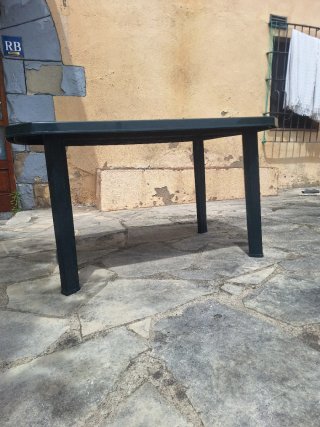 Tavolo da giardino in plastica verde