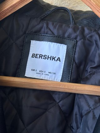 Chaqueta Varsity Bershka Negra Y2K