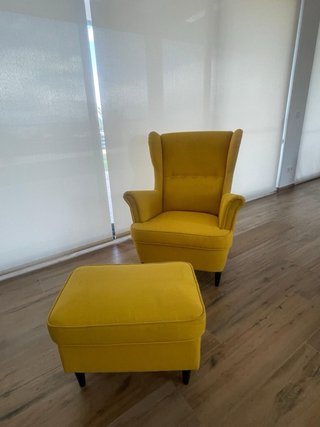 Sillón IKEA STRANDMON amarillo + reposapiés