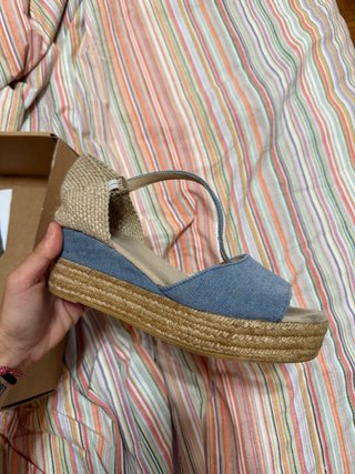 Zapatos de plataforma beige y azul