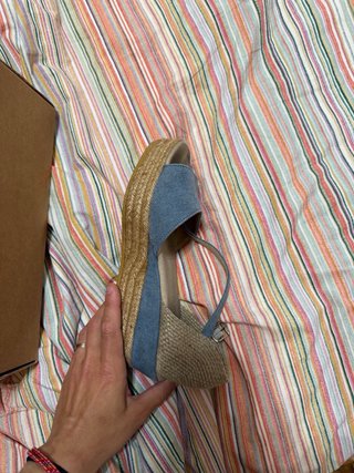 Zapatos de plataforma beige y azul