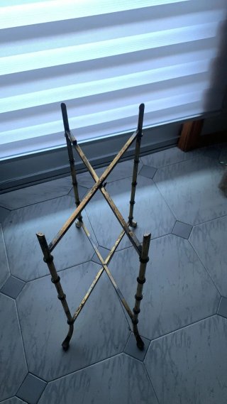 Mesa auxiliar redonda dorada y negra