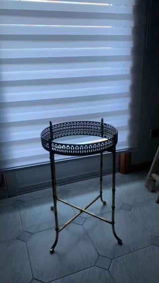 Mesa auxiliar redonda dorada y negra