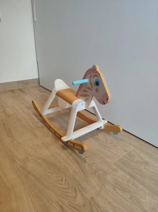 Caballo balancín de madera