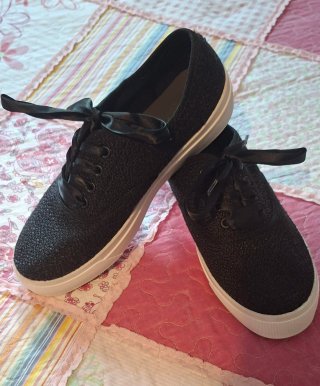 Zapatillas negras mujer con lazo