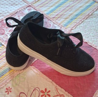 Zapatillas negras mujer con lazo