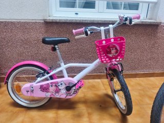Bicicleta infantil rosa con cesta