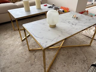 Tavoli da salotto effetto marmo e metallo dorato