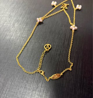 Colgante Louis Vuitton Oro , flores blancas.