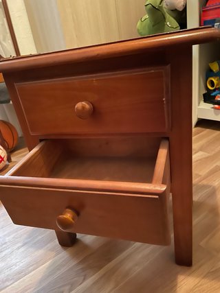 Mesita de noche de madera