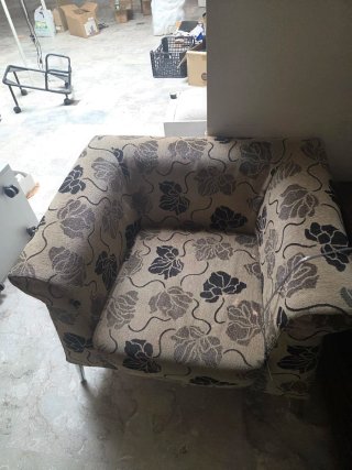 Sillón de tela estampado