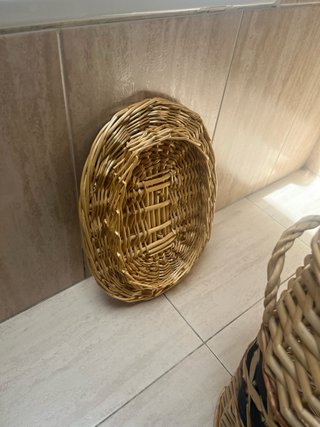 Cesto de mimbre decorativo.