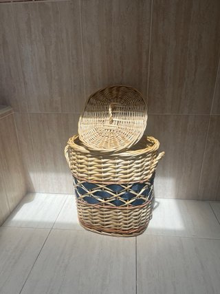 Cesto de mimbre decorativo.