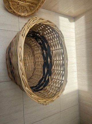 Cesto de mimbre decorativo.