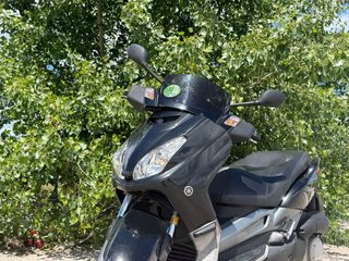 Yamaha X-Max 250 con manta térmica gratis