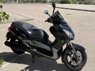 Yamaha X-Max 250 con manta térmica gratis