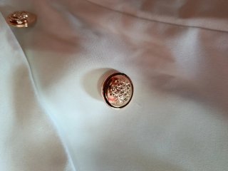 Completo donna bianco con bottoni oro