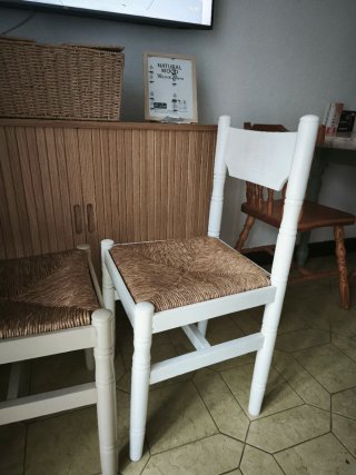 Sedie rustiche in legno e rafia (35€ le 2)