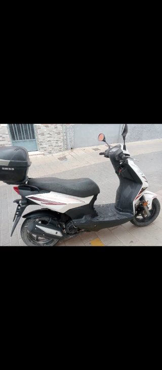 Moto 2T SYM Scooter Blanca