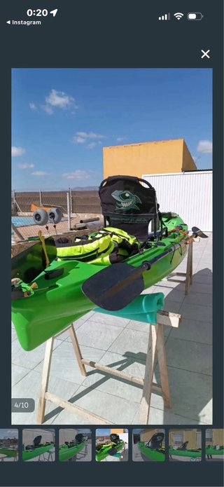 Kayak de pedales verde con 2 cañas y accesorios.